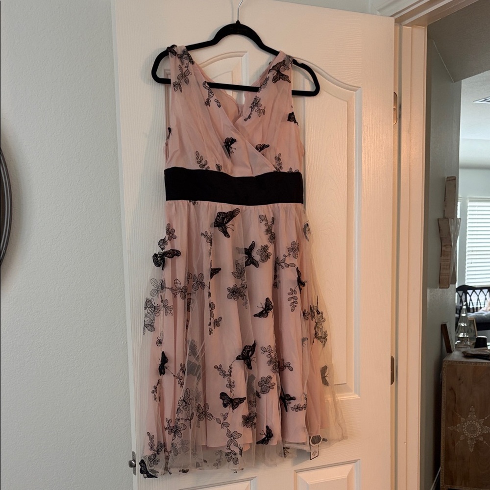 Retro Stage beige with butterfly overlay